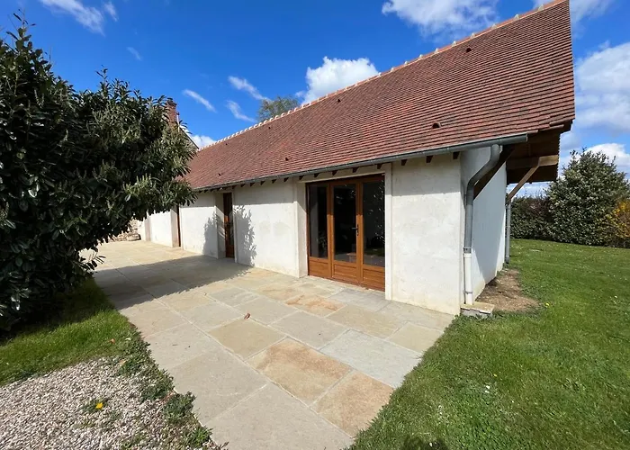 Photo de Maison chaleureuse avec parking, jardin, terrasse