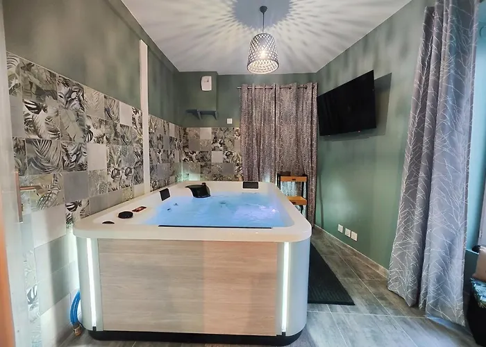 Photo de Jacuzzi Privatif - Suite Amazonie - 1 Ou 2 Chambres Chaumes-en-Brie