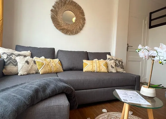 Photo de PARIS-MONTROUGE Magnifique Studio Appartement de 35m2 - très cosy pour 1 à 6 personnes refait à neuf - ENTIRE APARTMENT LUXIRIOUS AND WARM - Montrouge Paris 14ème - Proche Aéroport Orly&Parc Expositions Porte de Versailles FREE WIFI GRATUIT