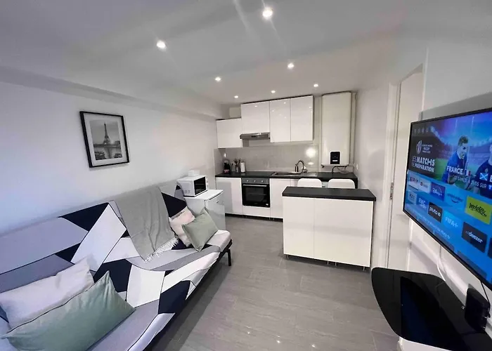 F2 Independent New City Center Épône zdjęcie