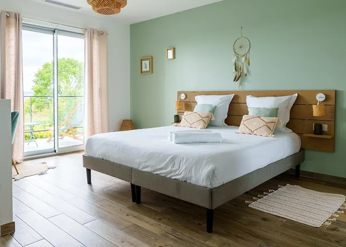 Photo de La Villa Perchée calme, sauna, parking privé Saint-Prix 