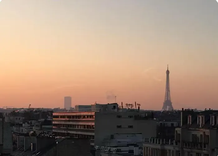 Photo de 2 Bedrooms In The Sky ! Neuilly-sur-Seine