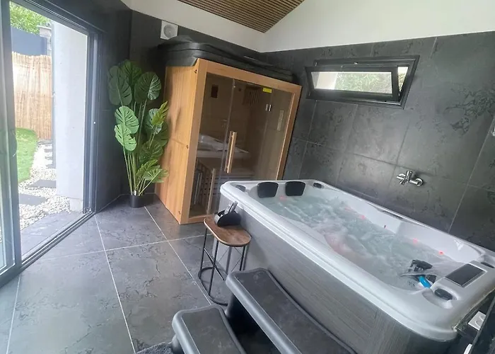 Photo de Cozy Loft With Sauna And Hot Tub Sarcelles