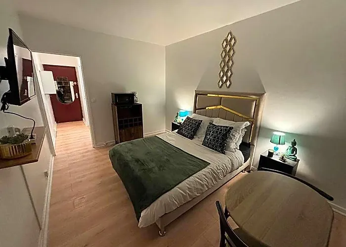 Фото Le Cosy A 2 Pas De Versailles Ле-Шене